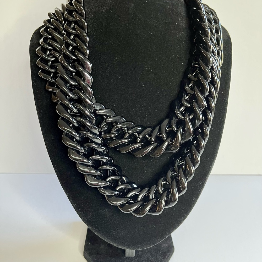 Black plastic chunky long chain.